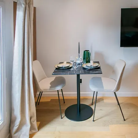 Chic In Pariss 8th Arrondissement With Balcony 아파트