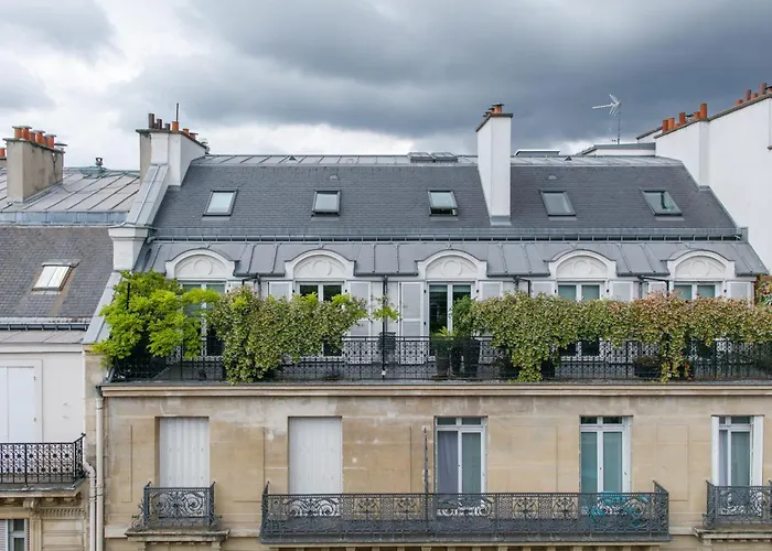 Chic In Pariss 8th Arrondissement With Balcony Paryż